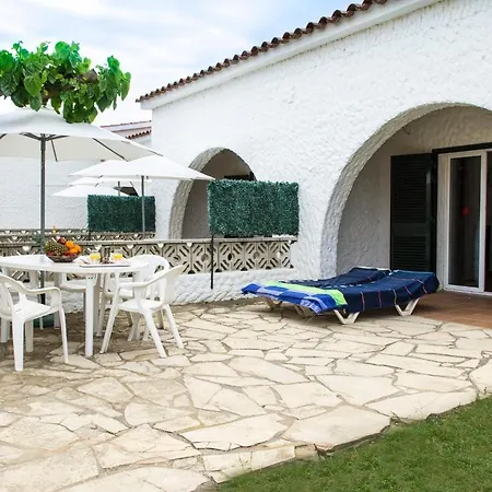 Casas Montgri بيت للعطل